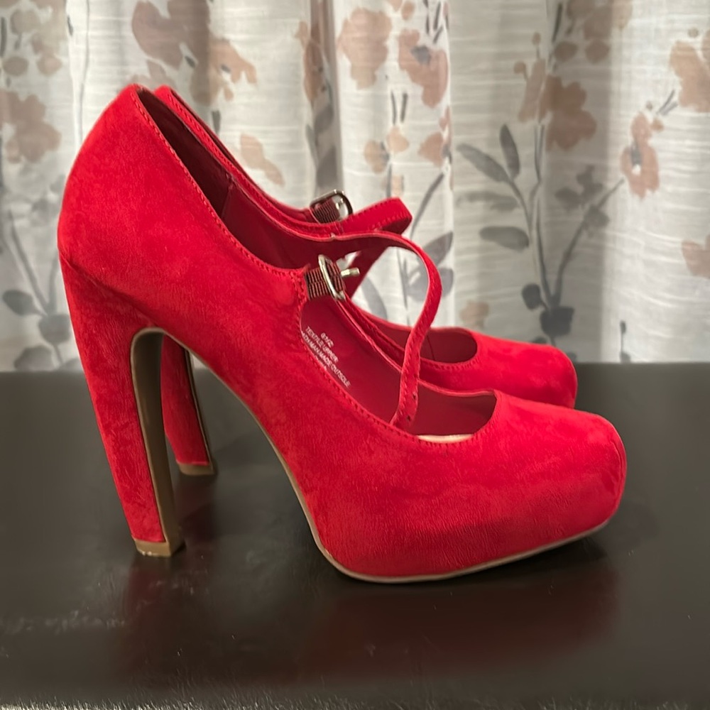 6.5 red velvet Mossimo pumps
